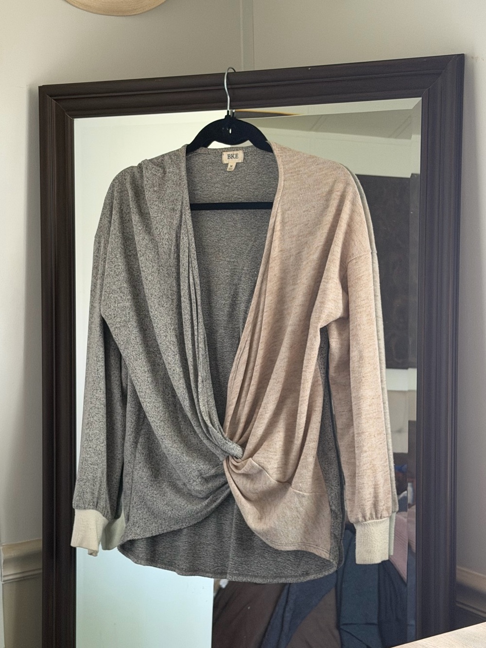 BKE Two-Tone Twist Front V-Neck Sweater - Gray & Beige